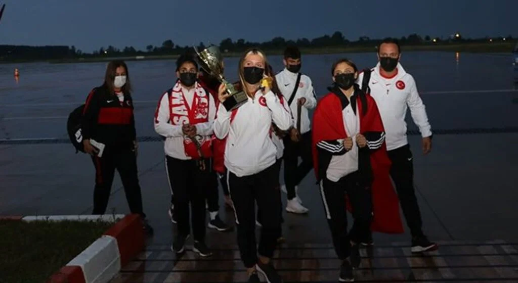Samsun’un dünya şampiyonları çiçekle karşılandı