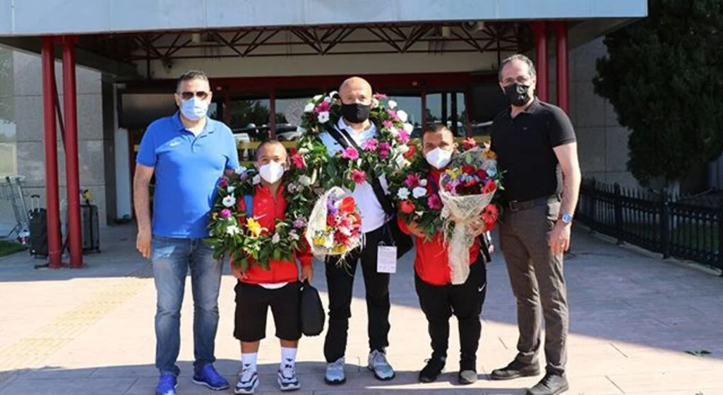 Samsun'un Gururları Çiçeklerle Karşılandı