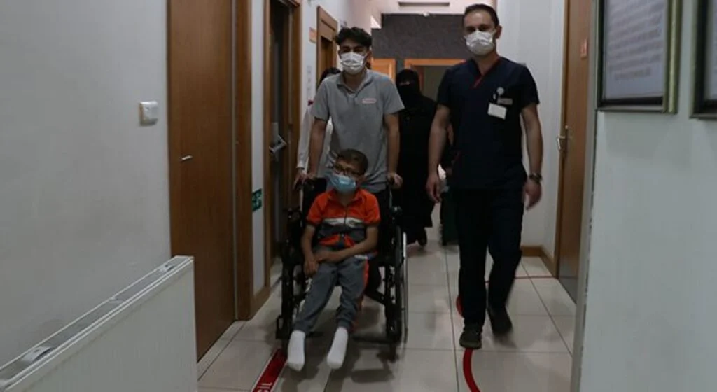 Suriye İç Savaşında  omuriliğinin zarar görmesiyle Engelli Olan Muhammed'in Tedavisi Samsun'da Başladı
