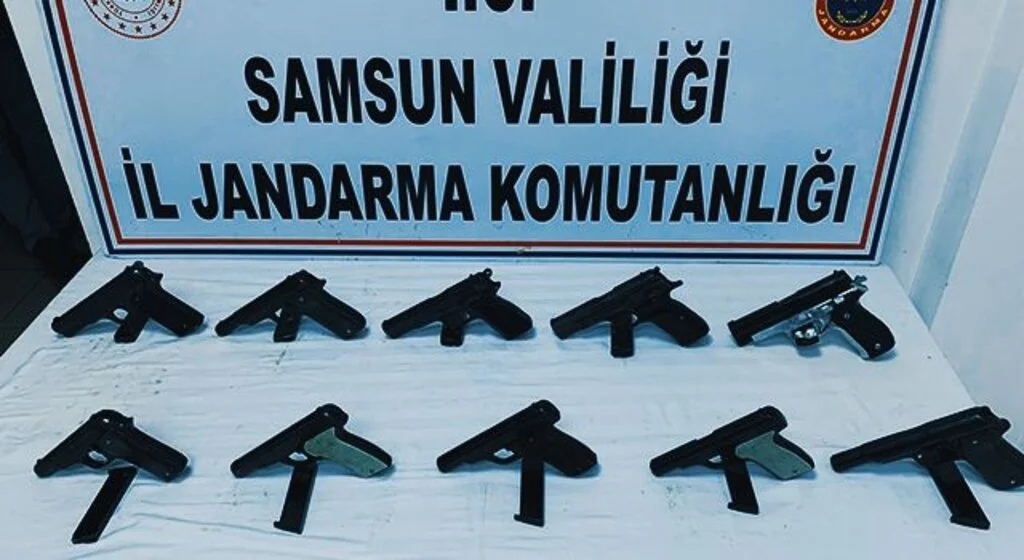 Tereyağ ve bisküvi kutusu içinde 12 tabanca ele geçti: 1 kişi tutuklandı