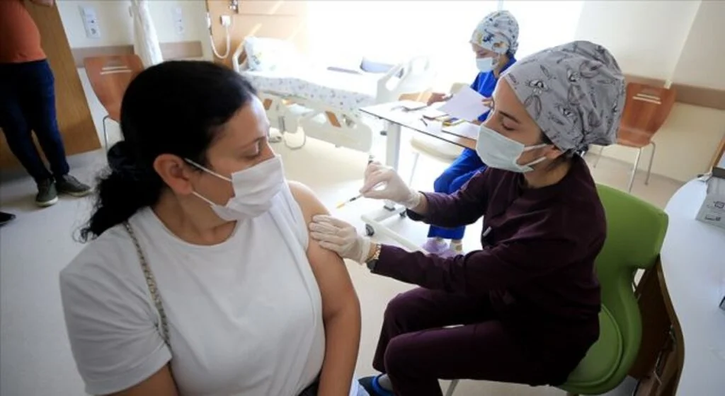 Türkiye 50 milyon kişinin iki doz aşılanmasıyla rahat nefes alacak