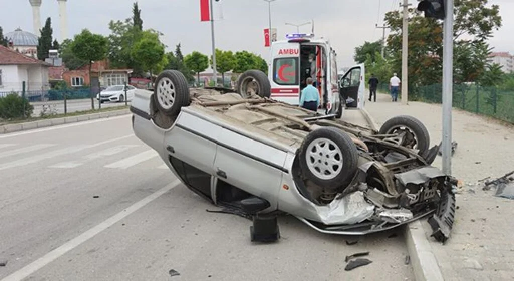 Vezirköprü'de iki otomobil çarpıştı: 1 yaralı