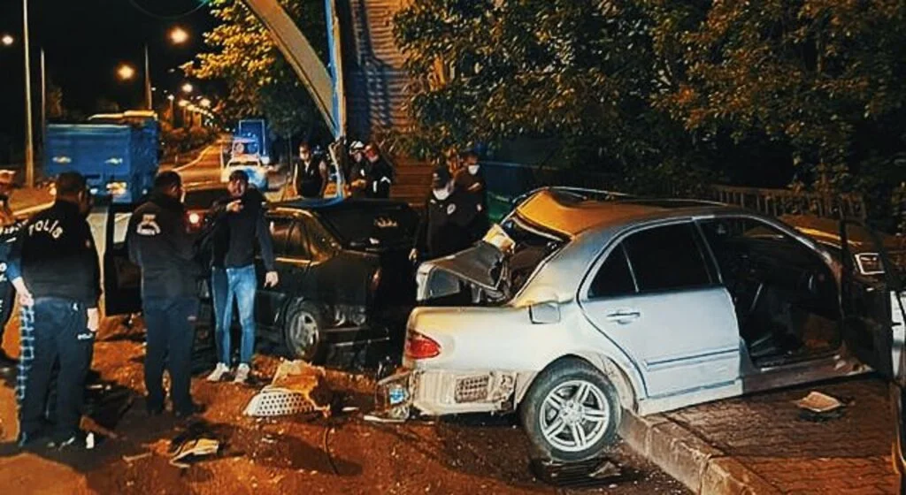 Yabancı plakalı tır, park halindeki 3 otomobile çarptı: 1 ölü