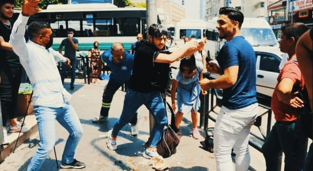 'Yok artık' dedirten görüntü! Arkadaşını direğe bağladı, parayla tokat attırıp kafasında yumurta kırdırttı