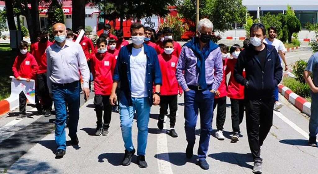 Yücel Uyar, sporculara tesisleri gezdirdi