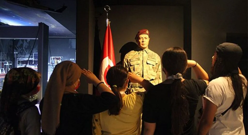 15 Temmuz Şehitler Köprüsü'nde darbecilere karşı direniş, öğrencilere minyatür objelerle anlatılıyor