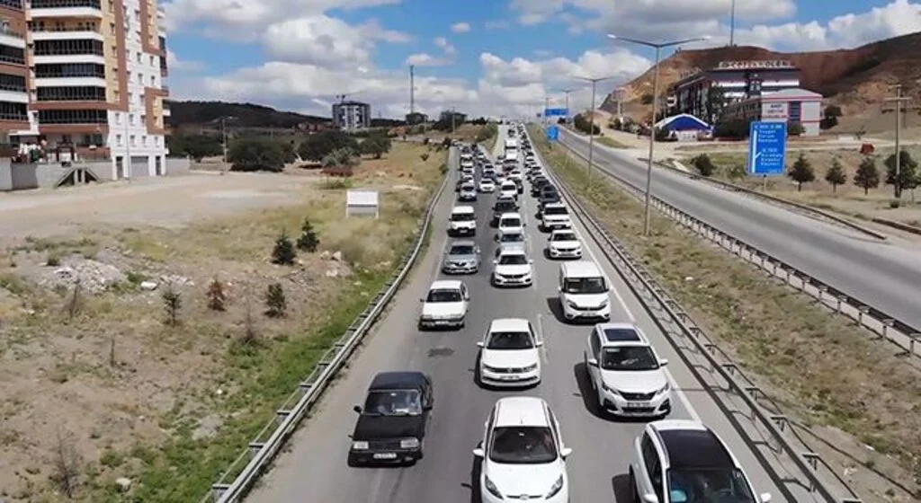43 ilin geçiş güzergahında "son gün" trafik yoğunluğu: Kilit kavşakta yine aynı manzara