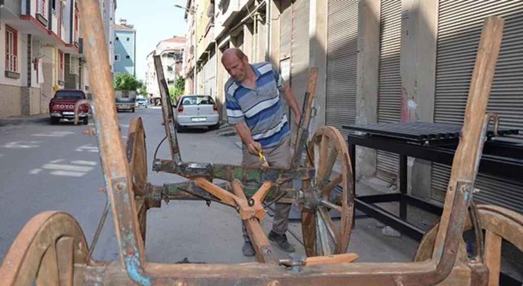 48 yıldır at arabası tamirciliği yapıyor