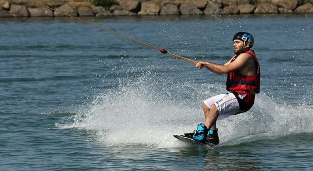 Adrenalin tutkunları Samsun sahillerinde kablolu su kayağıyla eğleniyor