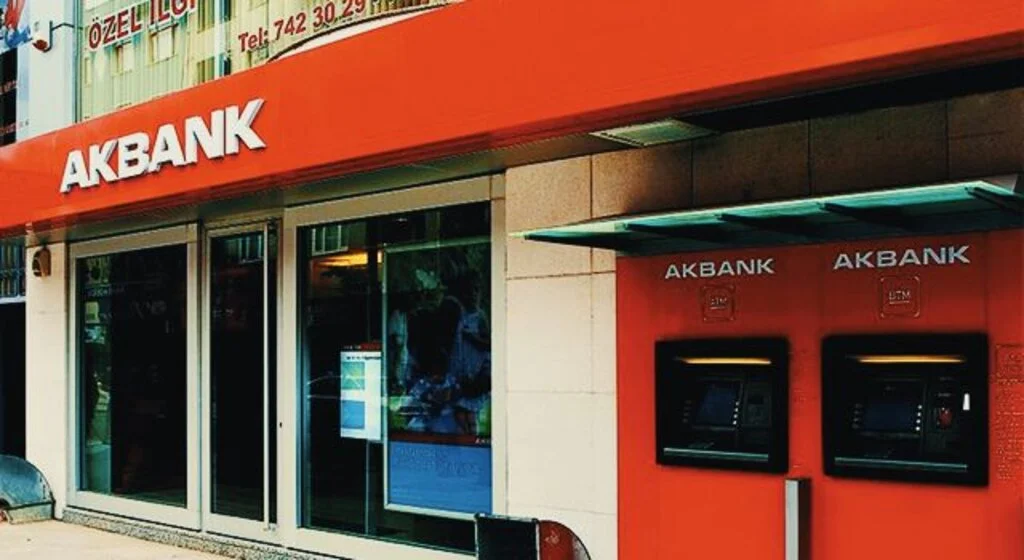 Akbank çarşamba günü de çalışmıyor! Kredi kartı ve kredi borcu son ödeme tarihi gelenler ne yapacak?