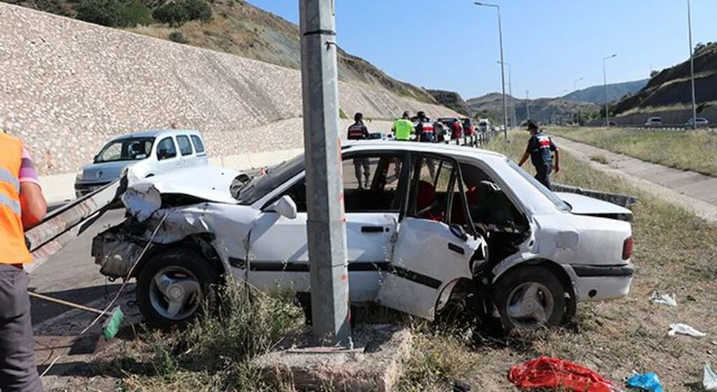 Amasya'da yol kenarındaki bariyere saplanan otomobilin sürücüsü öldü