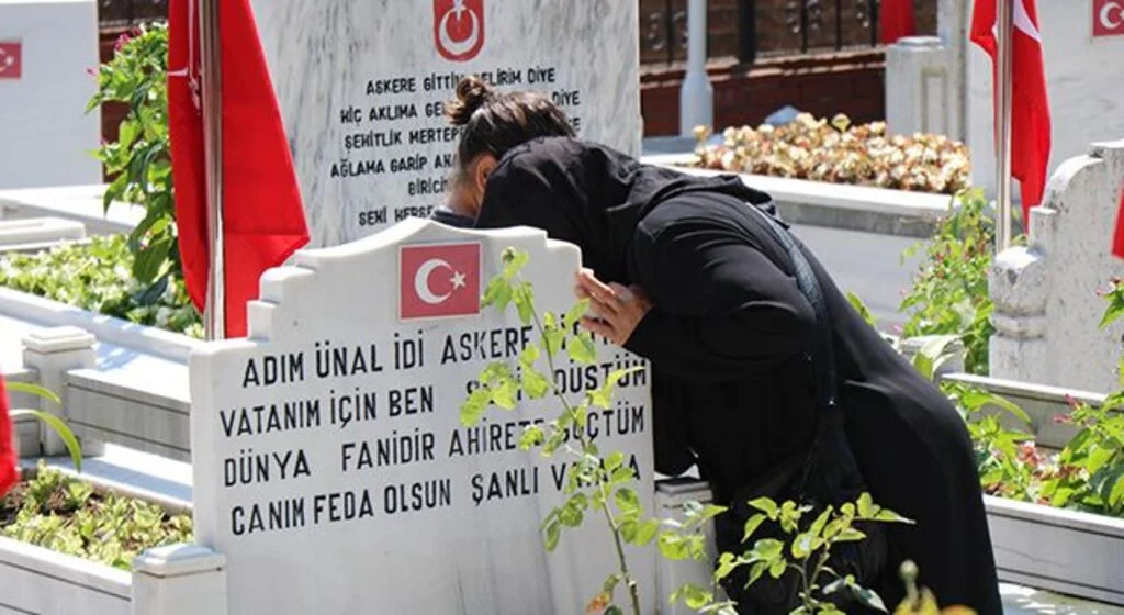Arefe günü mezarlıklar doldu taştı