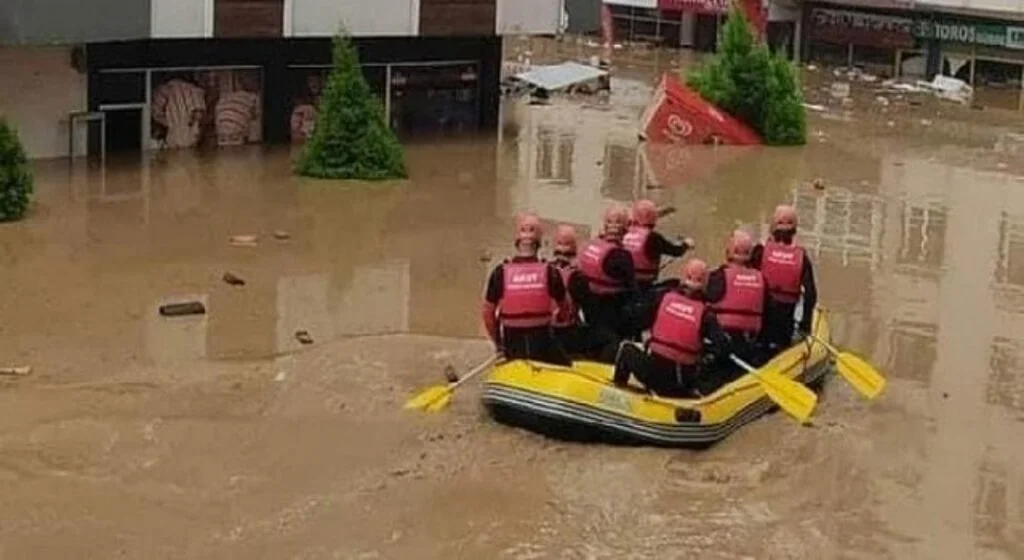 Arhavi sel felaketinde 576 kişi ve 4 köpek tahliye edildi