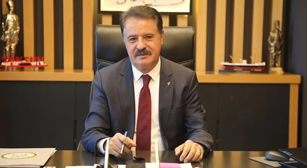 Aşı olan gençlere 'Nutuk' hediye