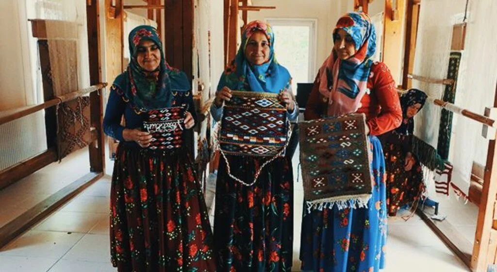 Asırlardır geleneksel giyiniyor, el emeği kilimler üretiyorlar