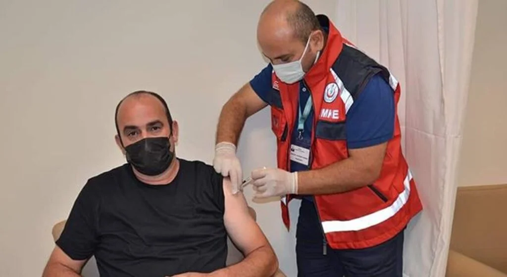 Başhekim Domaç 25 kişinin aşısını kendisi yaptı
