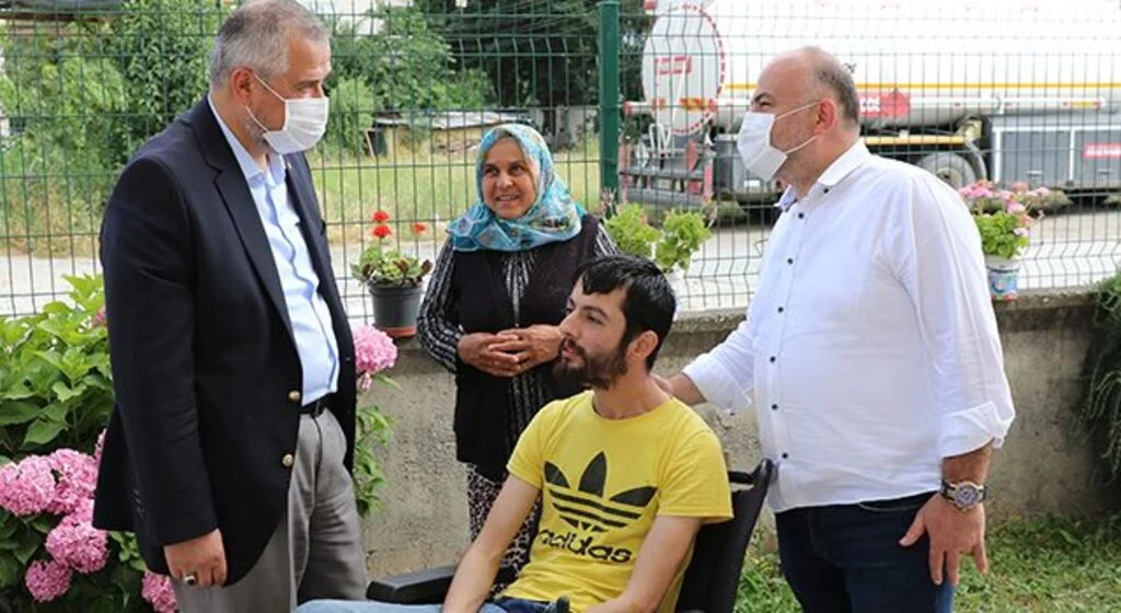 Başkan Hamit Kılıç'tan akülü tekerlekli sandalye yardımı