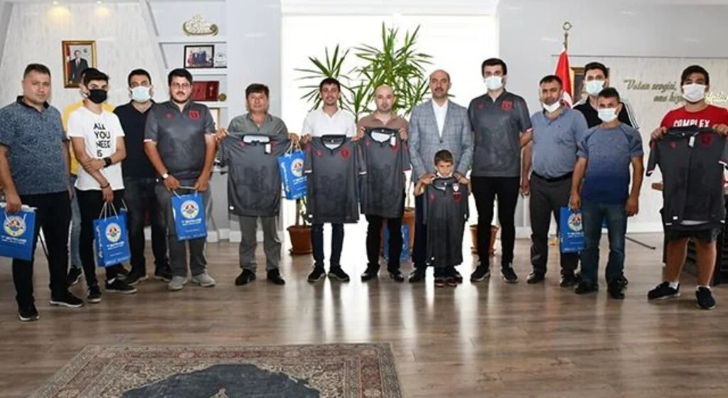 Başkan Kılıç taraftara sözünü tuttu, formalar sahiplerine teslim edildi