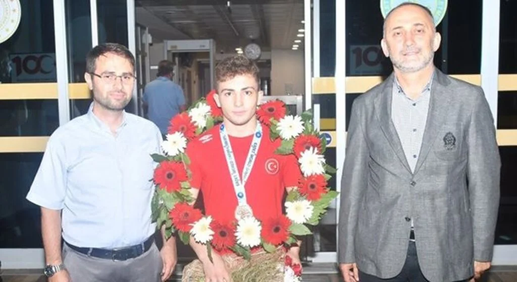 Berati İnaç'a Çiçekli Karşılama