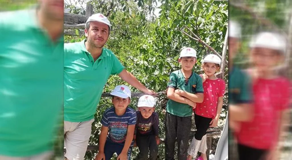 CHP şapka ve yağmurluk dağıttı