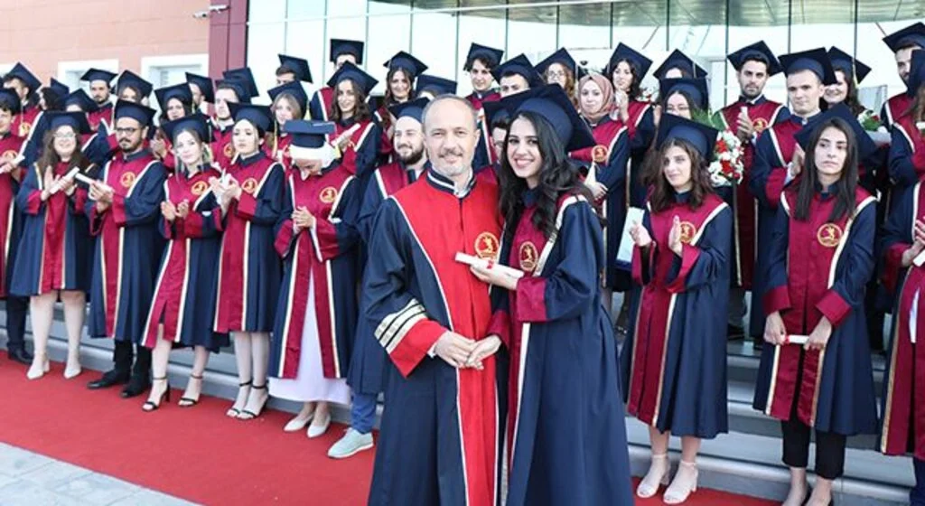 Çiçeği burnundaki diş hekimleri mezuniyet belgelerini babalarının elinden aldı