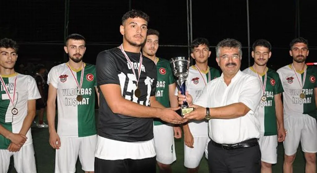 Cumhuriyet Mahallesi futbol turnuvası şampiyonlar belirlendi