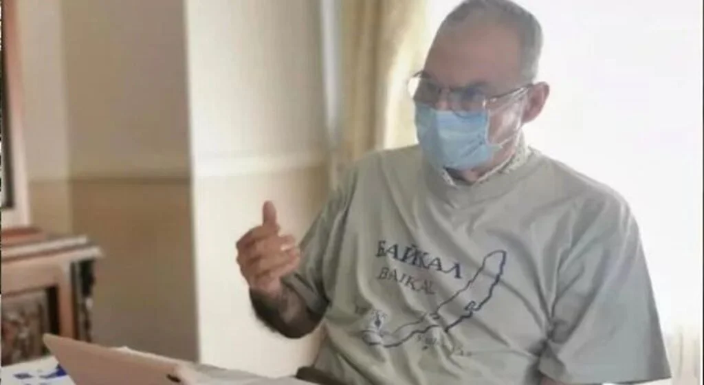 Deniz Baykal sessizliğini bozdu! Giydiği tişört dikkat çekti
