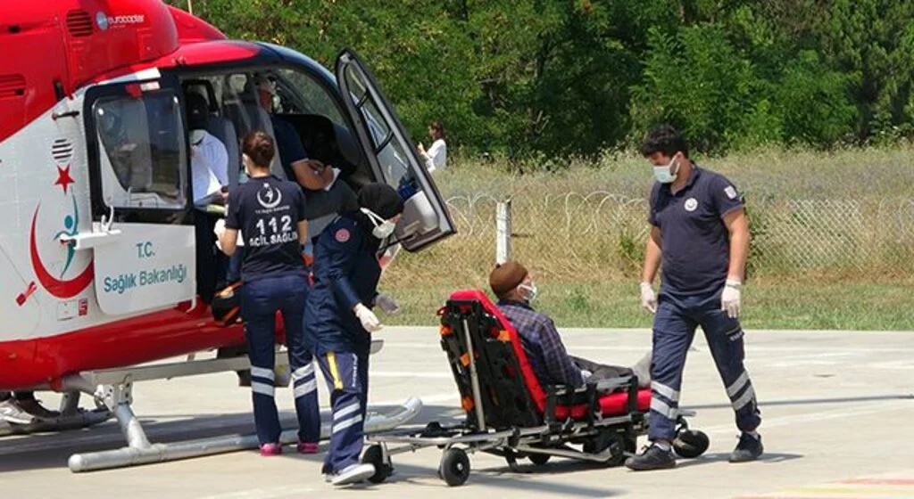 Düşerek yaralanan yaşlı adam ambulans helikopterle hastaneye sevk edildi