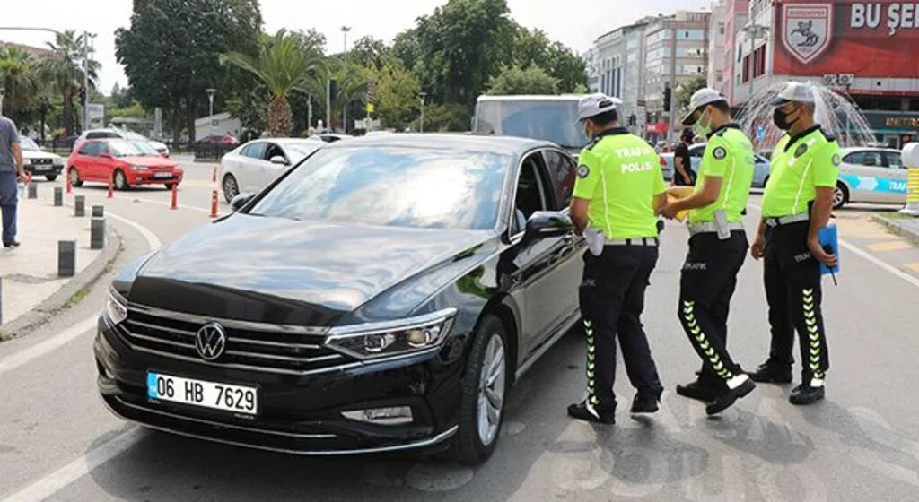 Ebeveynlere broşür, çocuklara kırmızı düdük