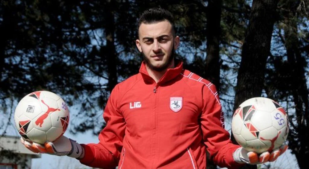 Furkan Köse Sakaryaspor'la Anlaştı