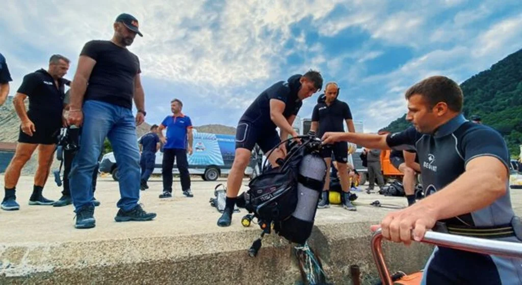 Gaziantep'te depoda çıkan yangına müdahale ediliyor