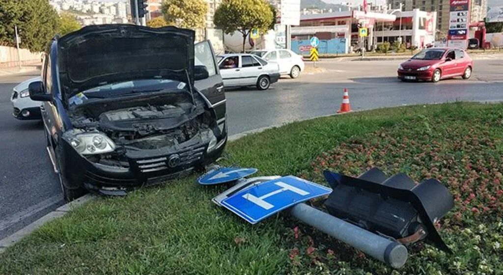 Hafif ticari araç direğe çarptı, 9 yaşındaki çocuk yaralandı
