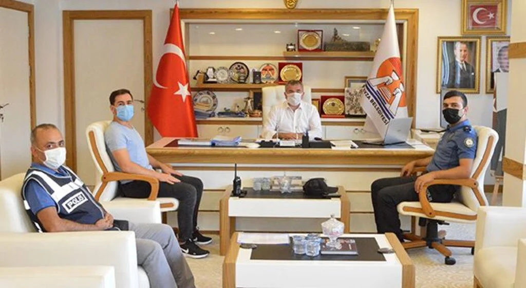 Havza'da metruk binaya geçit yok