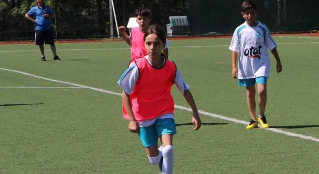 Havza'da yaz futbol okulunun tek kız öğrencisinin hedefi milli takım
