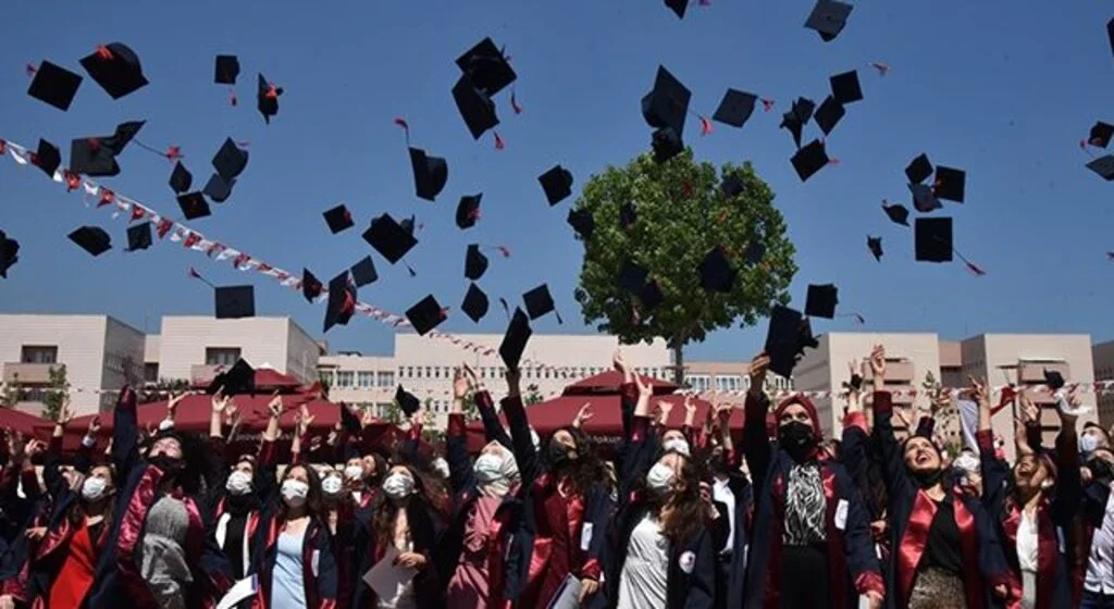 Hemşirelik Bölümü öğrencilerinin mezuniyet heyecanı
