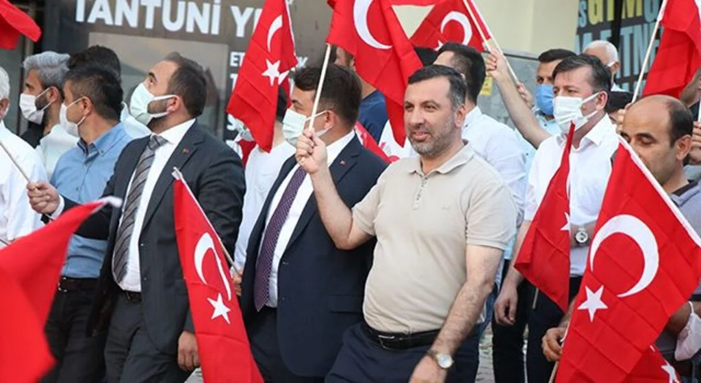 Kavak tek yürek oldu