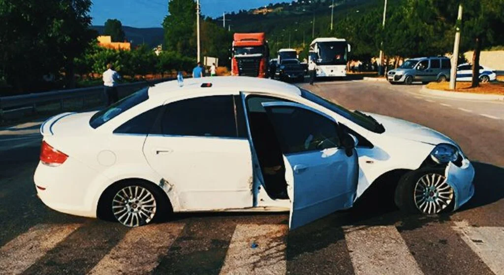 Lastiği patlayan otomobil bariyere çarptı: 1 yaralı