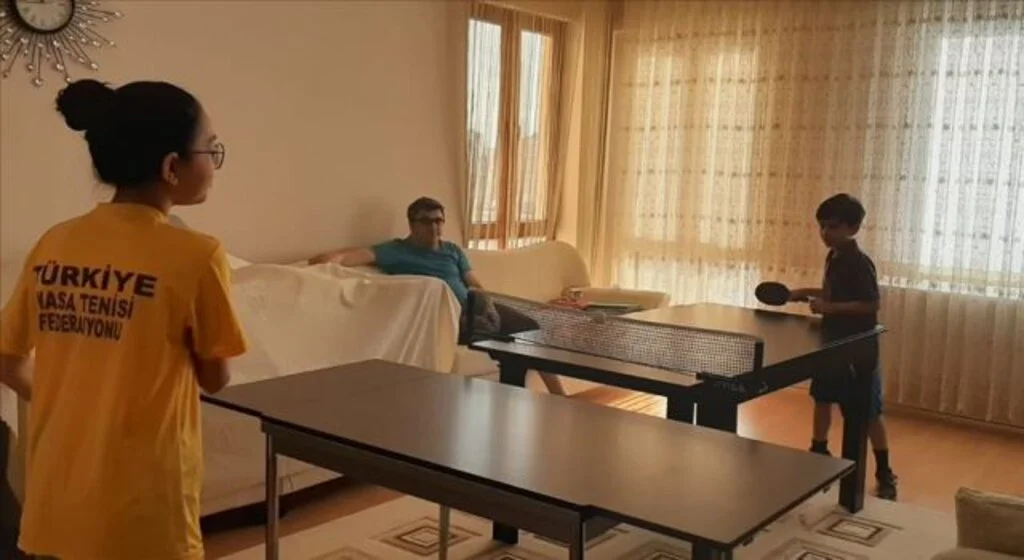 Masa tenisinin minik şampiyonu Ali Enes, müsabakalara evde yemek masasında hazırlandı