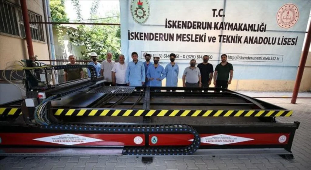 Meslek lisesi öğrencileri okullarında CNC fiber lazer kesim makinesi üretti