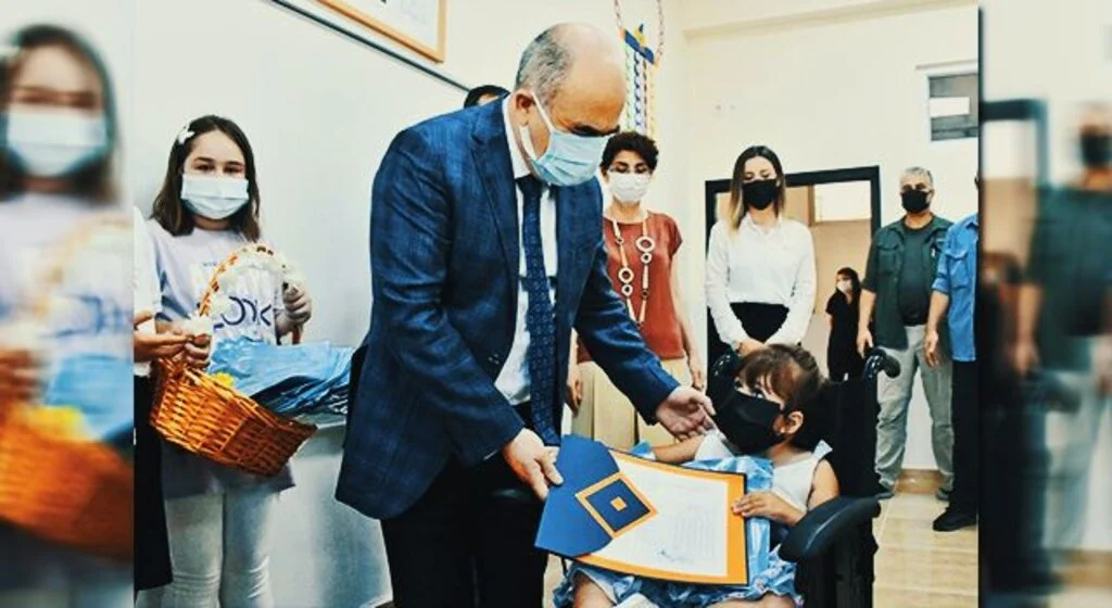 Minik öğrencilerin karneleri Vali Dağlı'dan