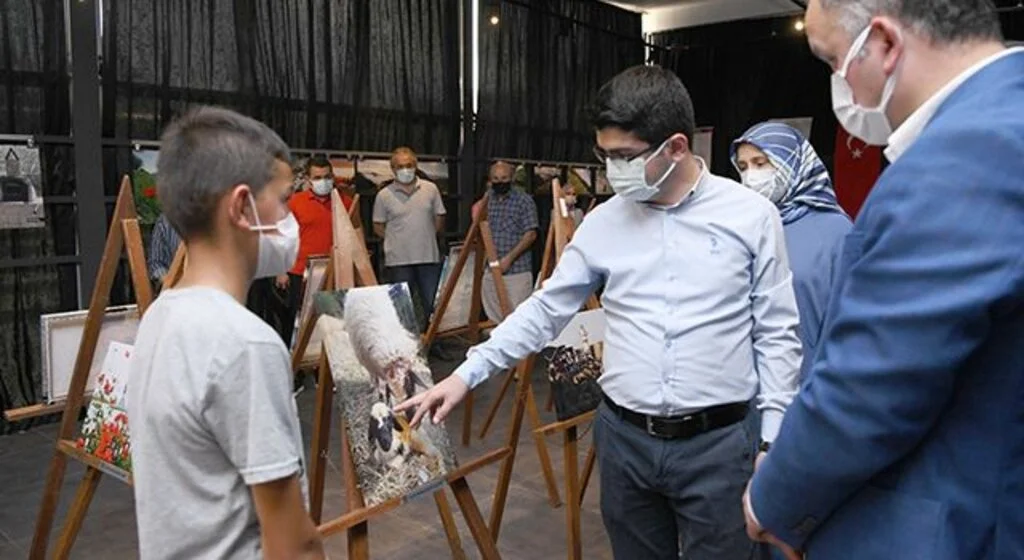 Öğrenciler, okullarının ihtiyaçlarını karşılamak için sergi açtı