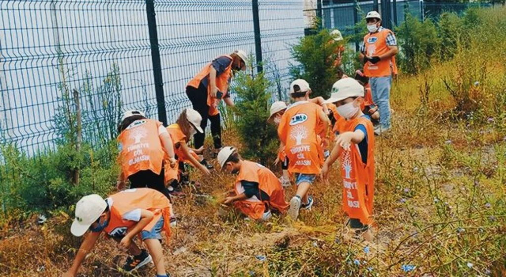 Öğrenciler son eğitim gününde fidan bakımı yaptı