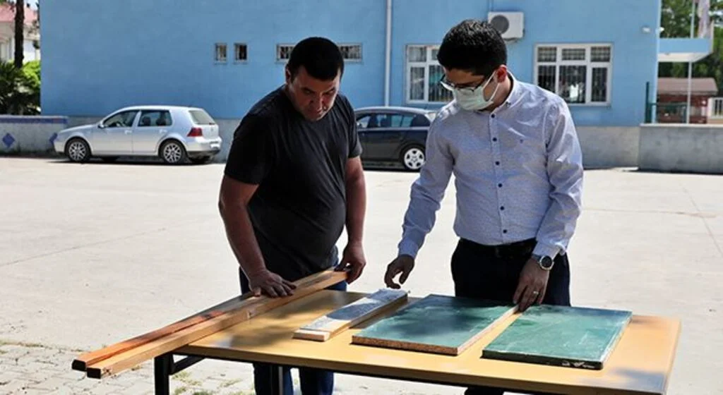 Okullarda kullanılmayan kara tahtalar sokak hayvanlarına mama standı oldu