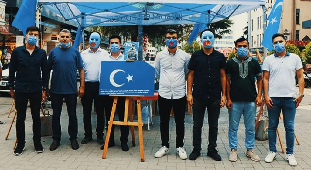 OMÜ’lü doktor adaylarından Uygur Türklerine destek standı