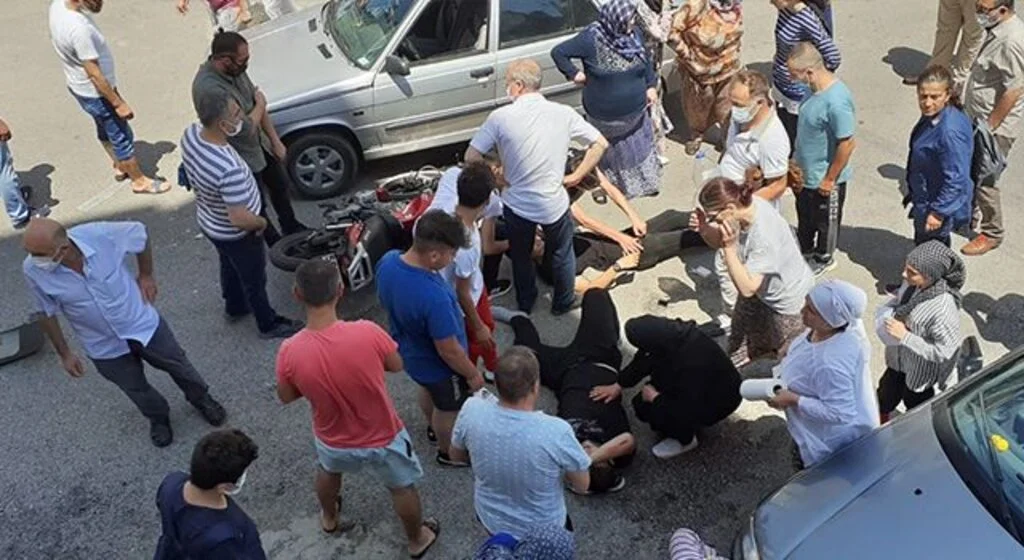 Otomobille çarpışan motosikletteki 2 kişi yaralandı