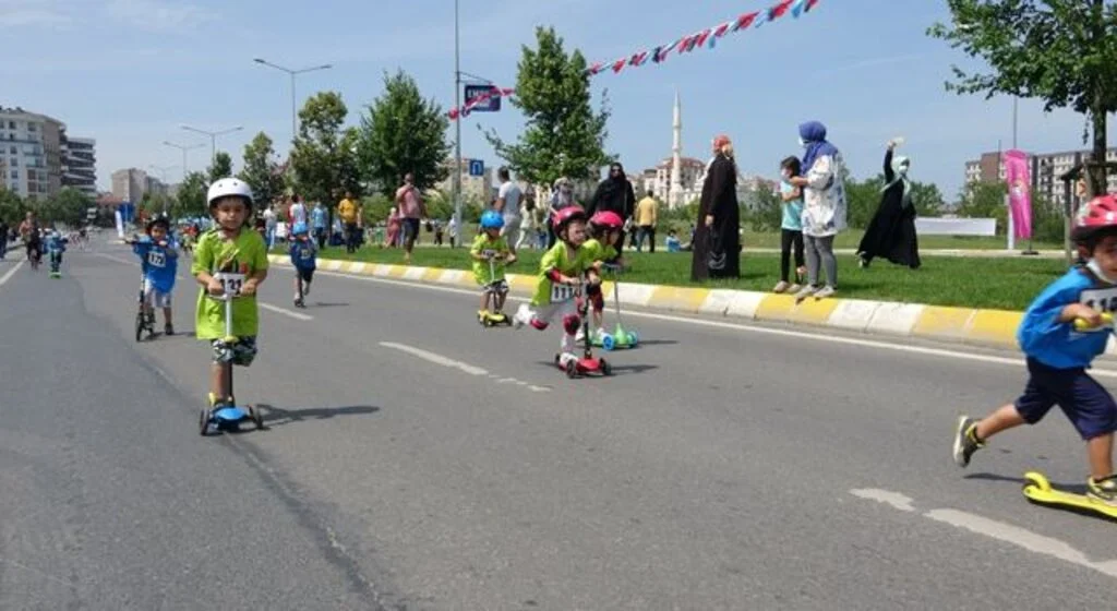 Pendikli gençler, sınavdan çıkıp paten kayarak stres attılar