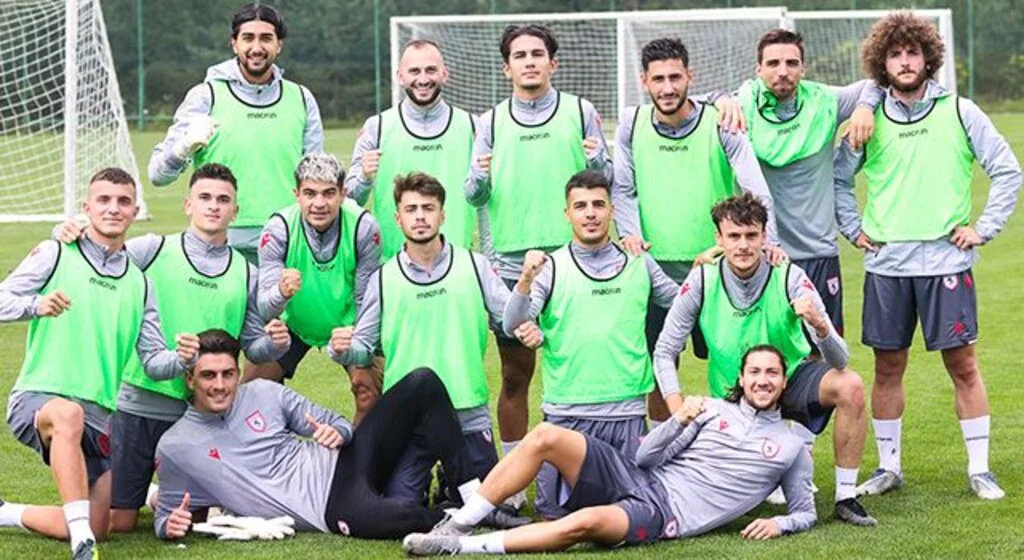 Şampiyon takımın oyuncuları kampta
