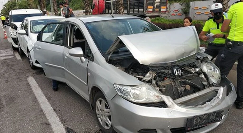 Samsun'da 4 aracın karıştığı zincirleme kazada 1 polis yaralandı