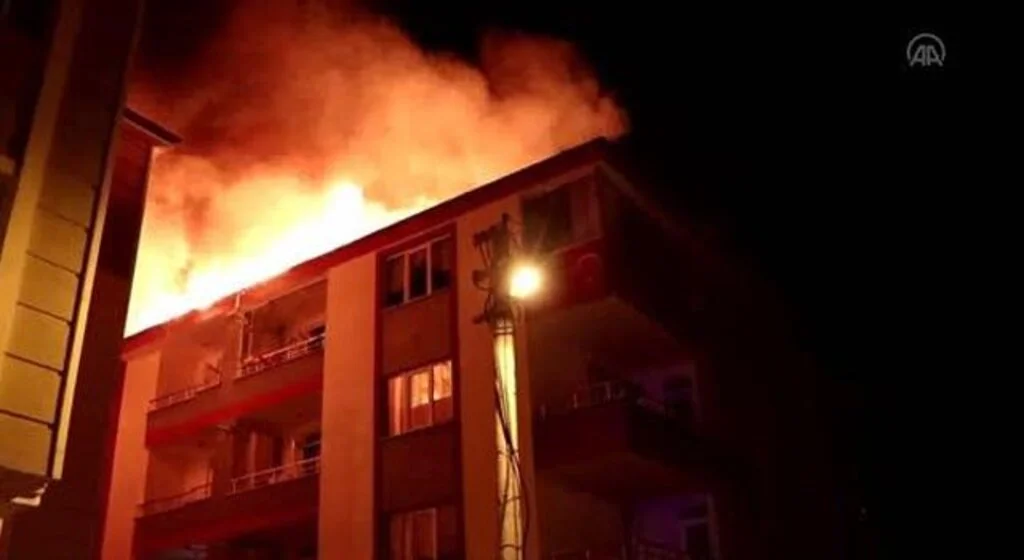 Samsun'da Binanın çatısında çıkan yangın hasara neden oldu