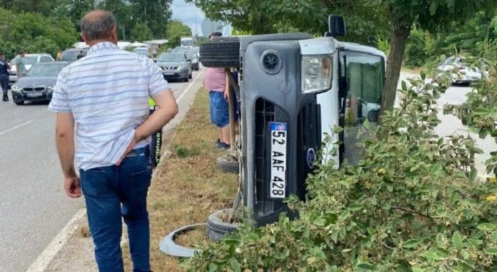 Samsun'da iki hafif ticari araç devrildi: 6 yaralı